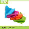 Colorful heat proof silicone microwave oven glove
